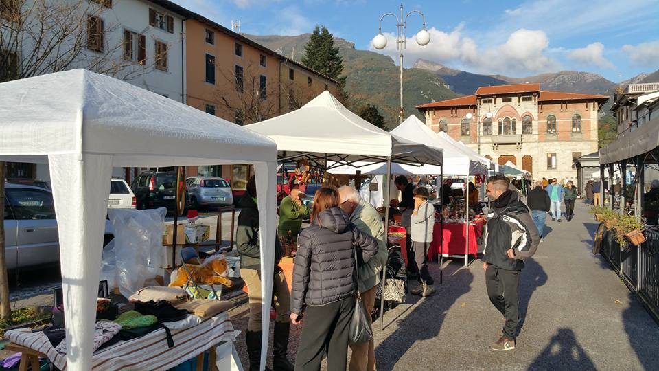foto mercatini a Camaiore